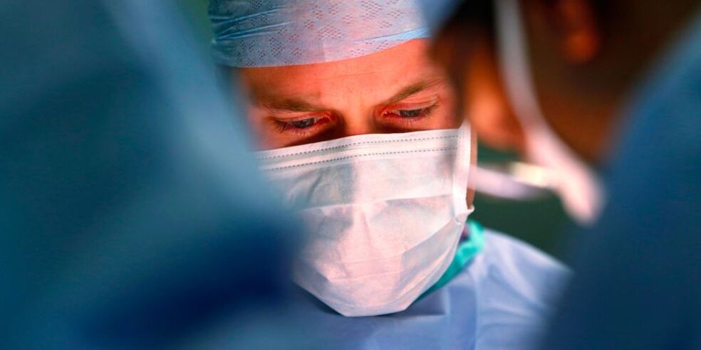 kirurg teeb peenise suurendamiseks operatsiooni